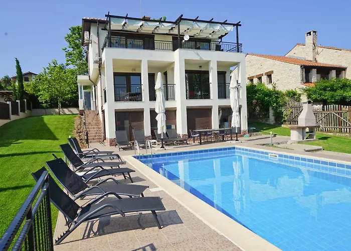 Six Bedroom Luxury With Private Pool In Quiet Residential Area Near Beaches Villa