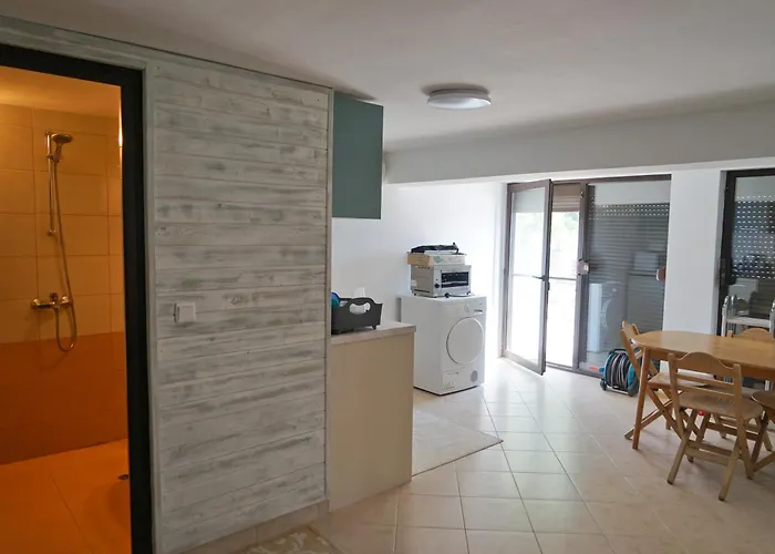 Six Bedroom Luxury With Private Pool In Quiet Residential Area Near Beaches