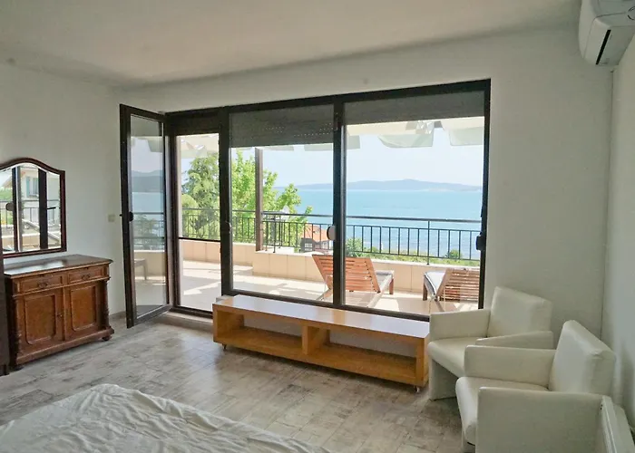 Six Bedroom Luxury With Private Pool In Quiet Residential Area Near Beaches