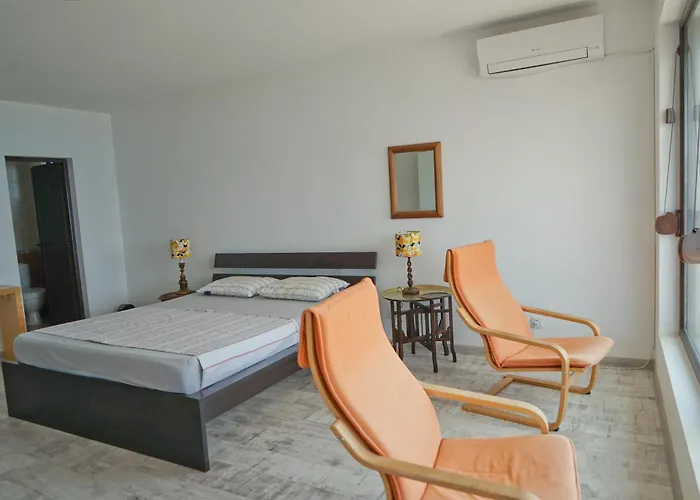 Six Bedroom Luxury With Private Pool In Quiet Residential Area Near Beaches