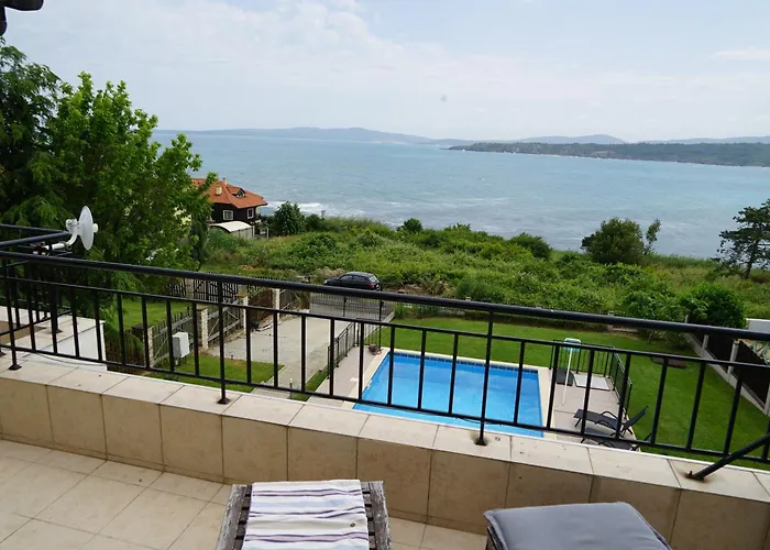 Six Bedroom Luxury With Private Pool In Quiet Residential Area Near Beaches Villa *